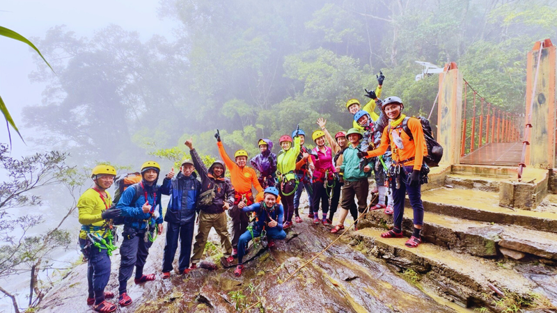 Conquering the adventurous peak of Do Quyen waterfall 2 days 1 night (8)